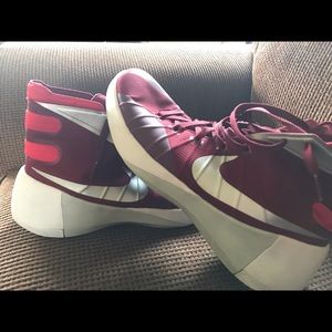 Women’s Nike Hyperdunk Sneakers Basketball maroon